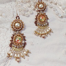 BO Reflets de Ros&eacute;e brod&eacute;es avec des cabochons ronds et ovales fleuries avec une roses rouge, orn&eacute;es de rocailles, perles et chatons en Cristal avec des crochets en Gold Filled 14 carats 